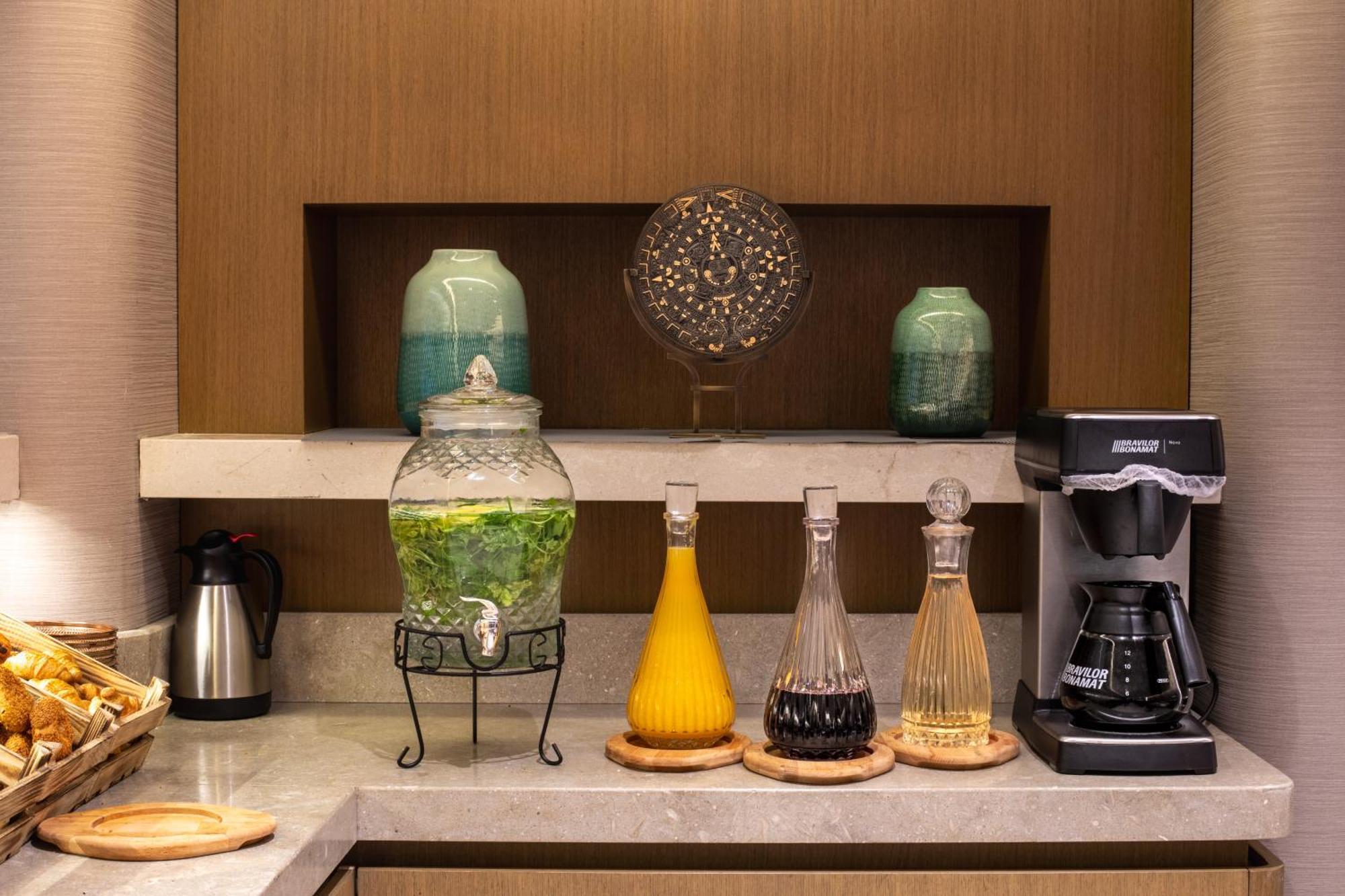 Bentley Hotel Old City-Special Class Istanbul Exterior foto A selection of teas and coffee on board a Boeing 787