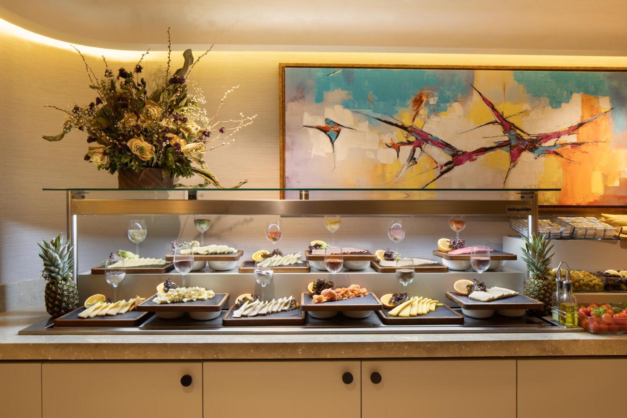 Bentley Hotel Old City-Special Class Istanbul Exterior foto A buffet at a hotel