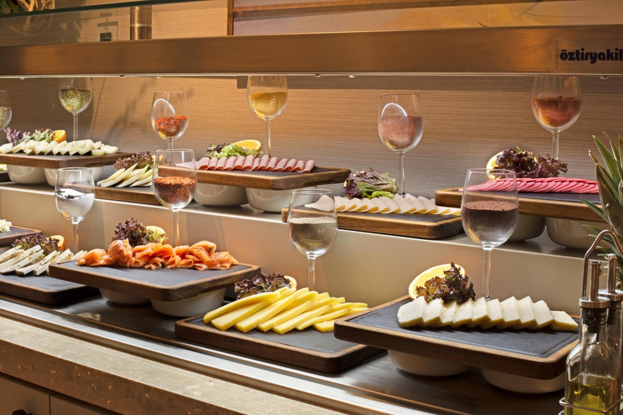 Bentley Hotel Old City-Special Class Istanbul Exterior foto A buffet at a hotel
